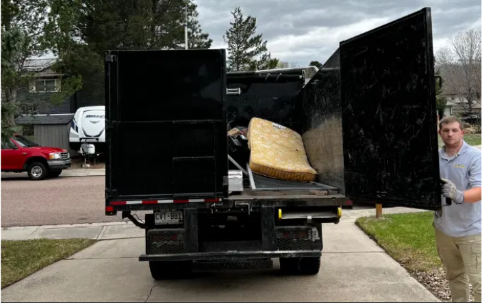 Don’t Let Junk Overwhelm You: Opt For Professional Junk Removal Services