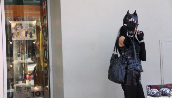 How to Avoid Common Pitfalls in Online Costume Shopping For Grown Ups?