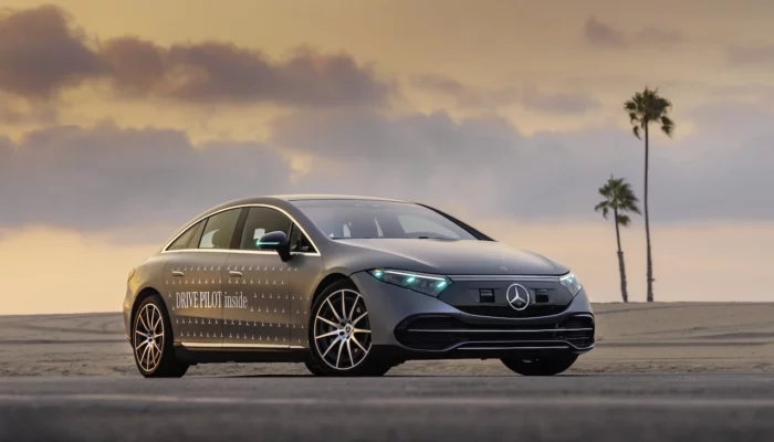 Mercedes to use turquoise coloured lights for automated driving