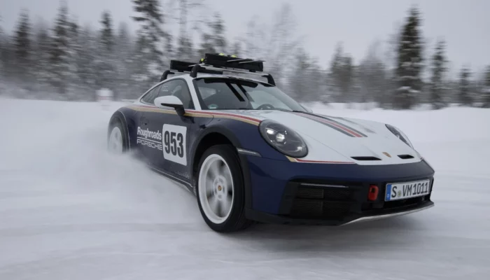 Porsche 911 Dakar hits the ice and snow (Video)
